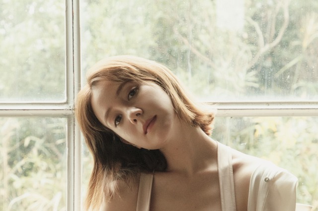 トリンドル玲奈、大胆なランジェリー写真を先行公開！1月発売写真集『あいまい』より 画像