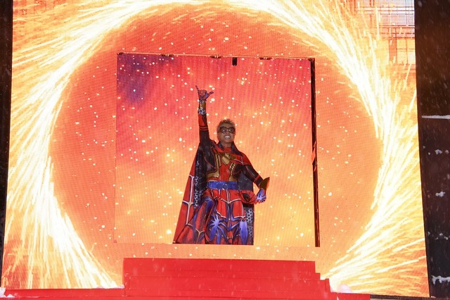 新庄剛志監督、スパイダーマンイベントに特注スーツでド派手に登場！ 画像