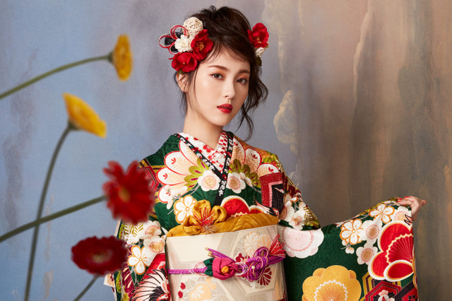浜辺美波、美し過ぎる振袖姿を披露！新成人にメッセージも 画像