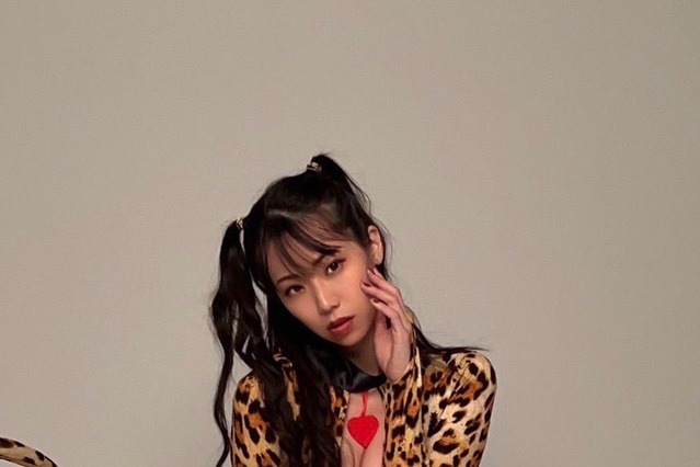 鈴木ふみ奈、ヒョウ柄水着姿でファンを挑発！ 画像