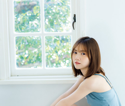 乃木坂46・田村真佑、月刊誌初表紙でスレンダーなボディライン 画像