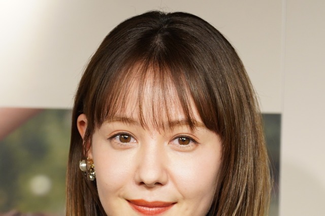 トリンドル玲奈がレアなランジェリー姿披露、「お尻コルセット」は「かわいいアイテムだなと思って」 画像