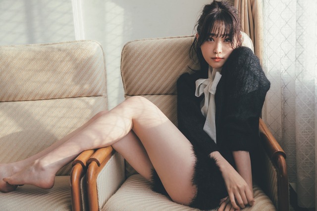 髙橋ひかる、グラビア誌で圧巻の脚線美 画像