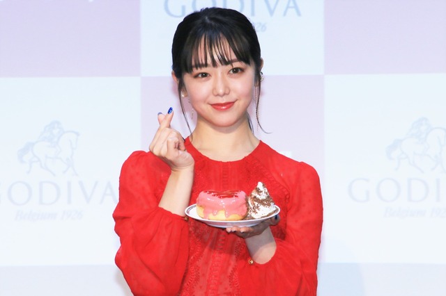 峯岸みなみ、バレンタインをイメージした真っ赤なドレスで登場!30歳の抱負は「麻雀を覚えたい!」 画像
