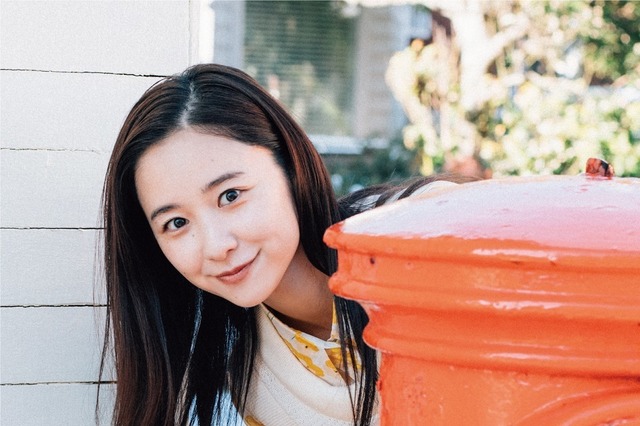 堀田真由、新カレンダーコンセプトは“手紙”！無邪気な姿、大人っぽいカットなど自然体な魅力 画像