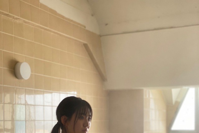 豊田ルナ、温泉水着&セクシーポロシャツオフショット公開! 画像