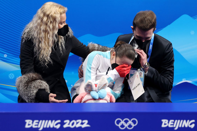渦中のワリエワ15歳、北京五輪でまさかの4位…肩を震わせて泣く姿も 画像
