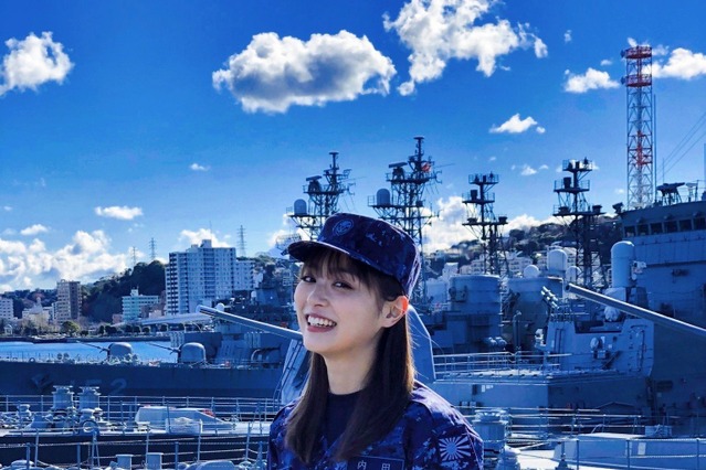 内田理央が海上自衛隊に!護衛艦上のショットに「かっこいい」「似合ってる」 画像