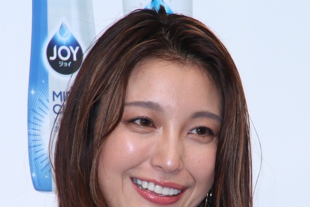 木下優樹菜、“一般人”として初写真集発売！大胆な腕ブラ姿も披露 画像