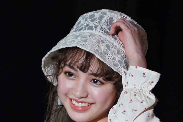 香音、美背中を大胆に露出したカレンダーオフショット公開 画像