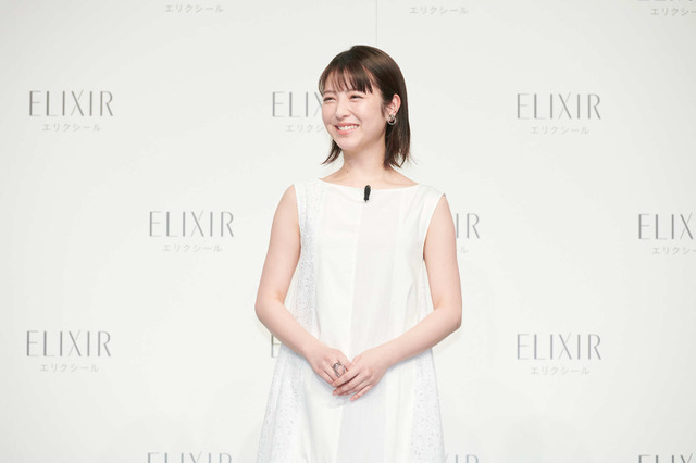 浜辺美波、新ミューズに就任発表会に爽やかな白のワンピース姿で登場 画像