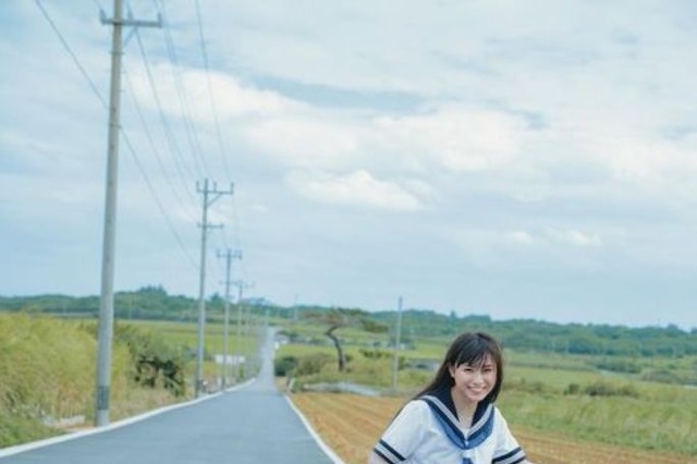 NMB48・梅山恋和、1st写真集が発売！SNSにセーラー服姿のお気に入りショット公開!! 画像