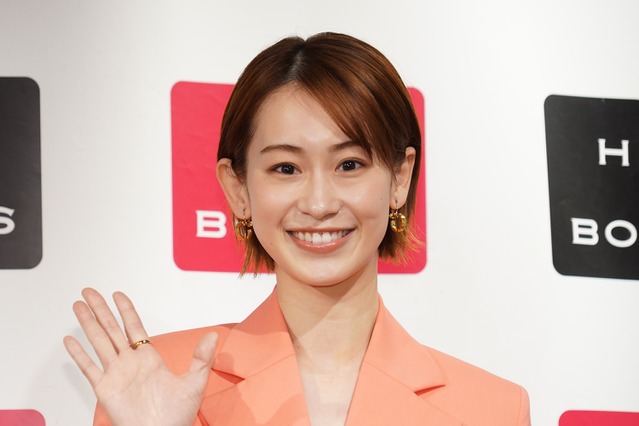 愛希れいか、白ドレスでの“花風呂”カットに「トキメキを感じました」 画像