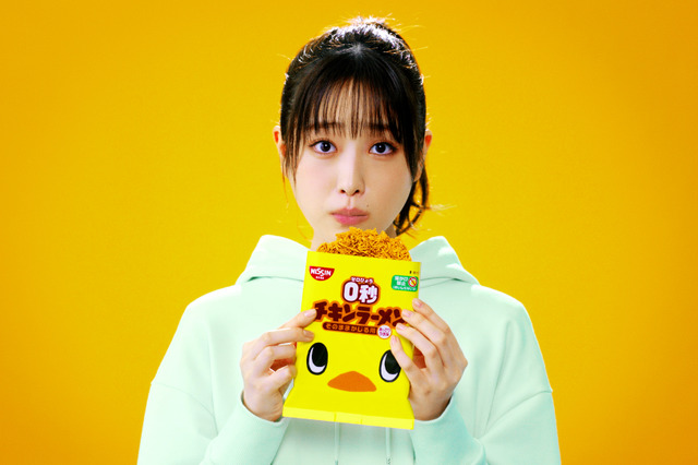 髙橋ひかる、「0秒チキンラーメン」をひたすらかじり続ける新CM 画像