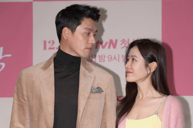 ヒョンビン＆ソン・イェジン　弾ける笑顔でウェディング写真を公開 画像