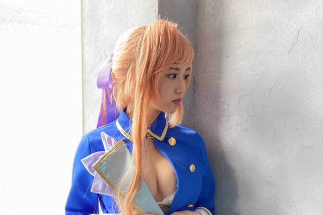花巻杏奈、セクシーな女騎士に！3週連続コスプレグラビアを披露 画像