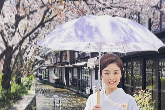 高岡早紀、京都の桜をバックに和服美人ショット！「素敵すぎ」「とても上品」の声 画像