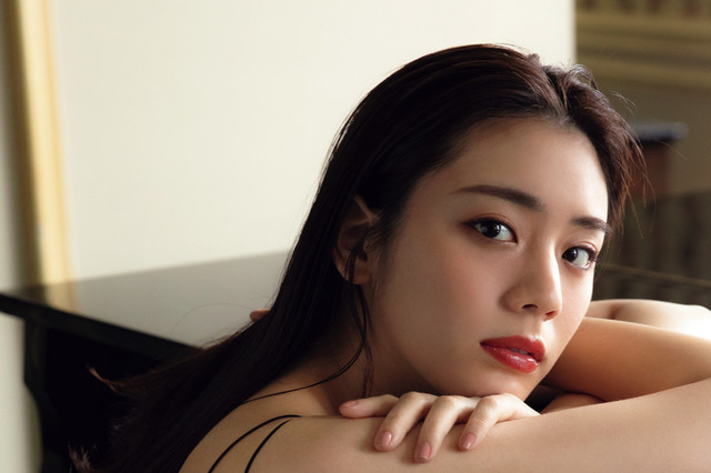 貴島明日香、表紙で美背中を大胆露出！撮影に2年の歳月を要した1st写真集『あすかしき。』発売 画像