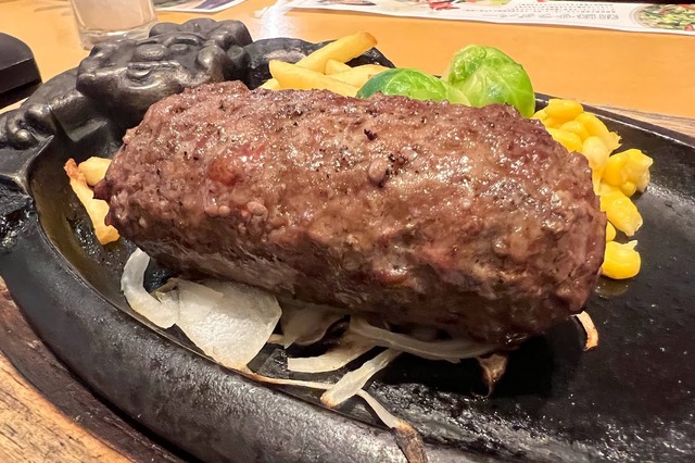 塩で食べる俵型「炭焼き黒毛和牛ハンバーグ」が絶品…ブロンコビリー 画像