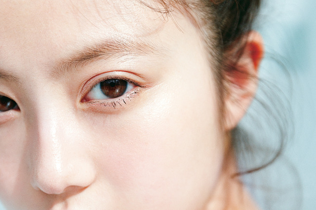 今田美桜、頬から唇まで貴重な美肌接写カットを披露 画像