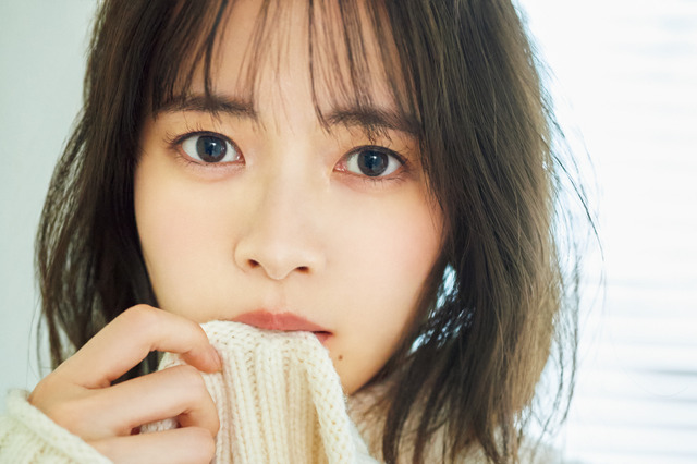 新條由芽、ニットをたくし上げ美ボディ露出 画像