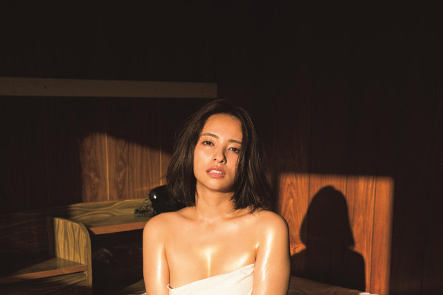 10年ぶりの写真集好調！水崎綾女、シーツまとう艶肌カット公開 画像