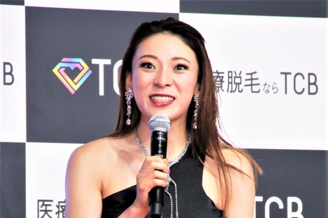 フワちゃんが黒のミニドレス姿で“大人”に大変身!「菜々緒になった気持ち!」 画像