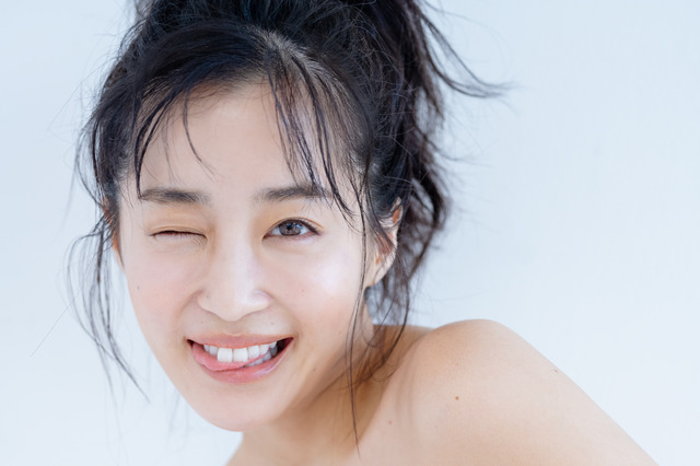 休井美郷、大胆露出挑戦の写真集が好評!楽天ブックスランキングで1位に! 画像