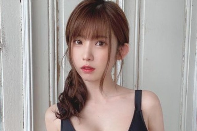 えなこ、セクシーな肌見せワンピース水着姿披露「エロい」「激可愛すぎる~」 画像