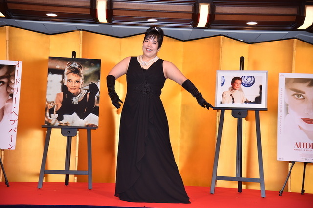 ゆりやん、オードリー・ヘプバーン完全再現？！黒ドレス、手袋、ネックレスで優雅にイベント登場 画像