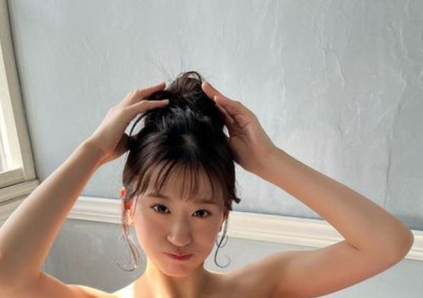 NMB48・上西怜、赤ビキニ×赤ストッキングでセクシーボディ披露 画像
