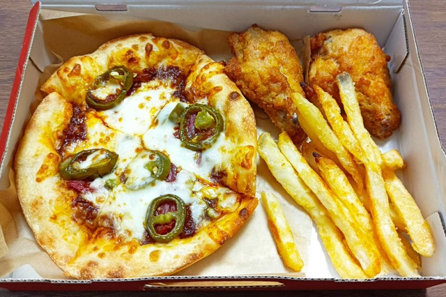 250万枚突破の“おひとりさま”ピザ「MY BOX」にうま辛味が登場!さっそく食べてみた! 画像