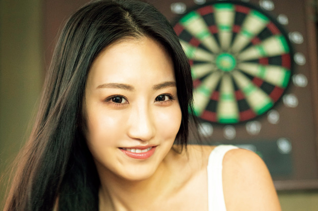 プロダーツプレイヤー・熊谷麻音が初グラビアでGカップボディを披露！ 画像
