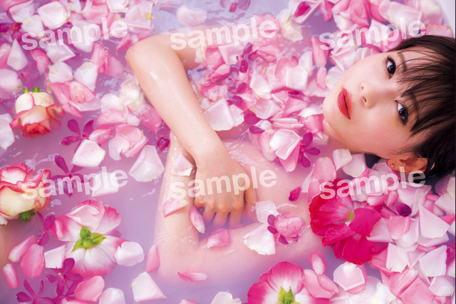 「まさかの大反響をいただきまさにミラクル」中川翔子、デビュー20周年写真集に喜び！封入ポストカード3種公開 画像