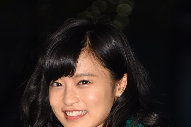 こじるり、ミニスカ美脚のゴルフファッションを披露 画像