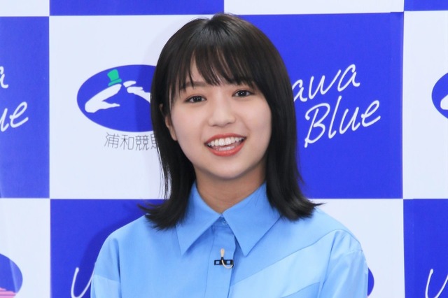 大原優乃、“青空”をイメージしたブルーのドレス姿を披露！浦和競馬をアピール 画像