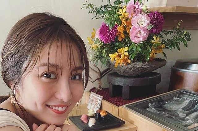 石川恋、まるでお寿司デート!?幸せそうな笑顔オフショに反響 画像