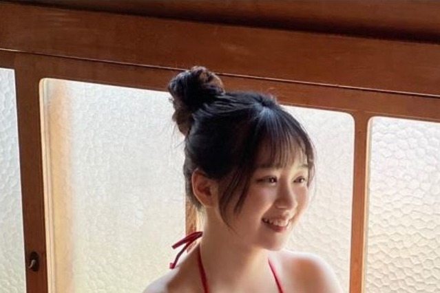 池本しおり、鮮烈赤ビキニで抜群のプロポーション披露！ 画像