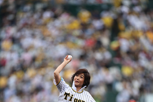 “虎党”有働由美子アナが背番号「0（ゼロ）」で始球式初挑戦！ 画像