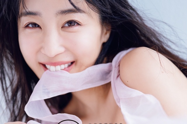 休井美郷、1st写真集の表紙を公開!「たくさん笑おうってことで!」本人選択 画像