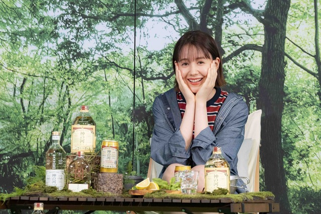 トリンドル玲奈、アウトドアファッションを披露！「この夏はキャンプで火起こしに挑戦したい」 画像