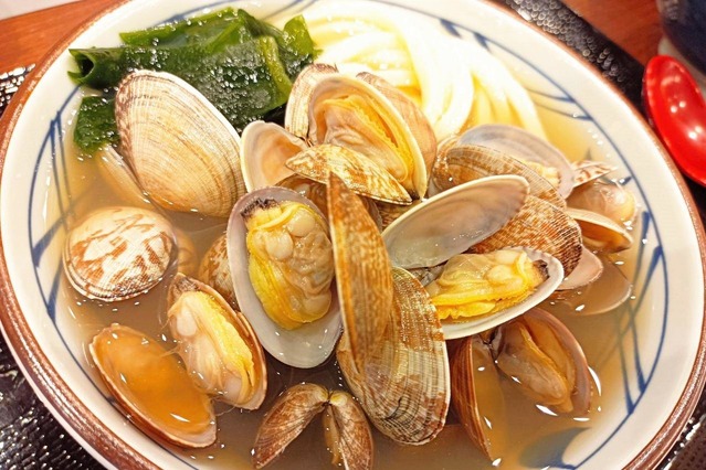 【実食】本日発売！丼から溢れんばかりのあさりが魅力「あさり冷やかけうどん」！後を引く美味しさ「青唐おろしぶっかけうどん」 画像