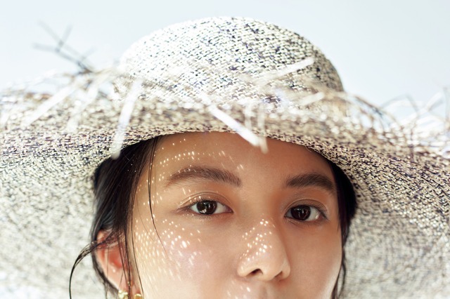 上白石萌歌、真っ赤なリップでイメージガラリ！女性誌企画で夏メイク6パターン披露 画像