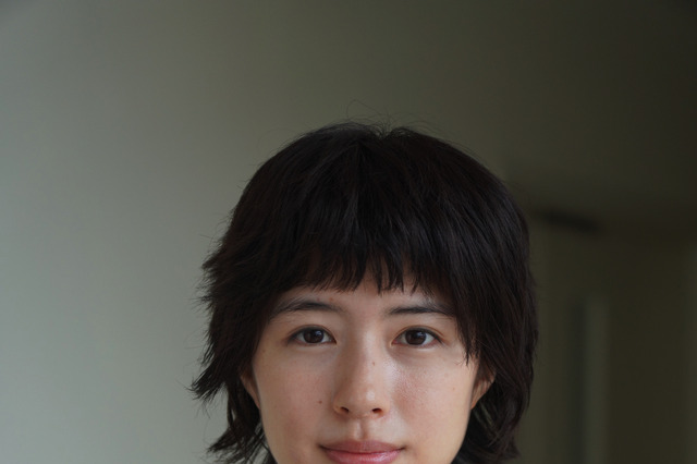 佐久間由衣、前髪バッサリのオン眉新人刑事に！新ドラマ『初恋の悪魔』 画像