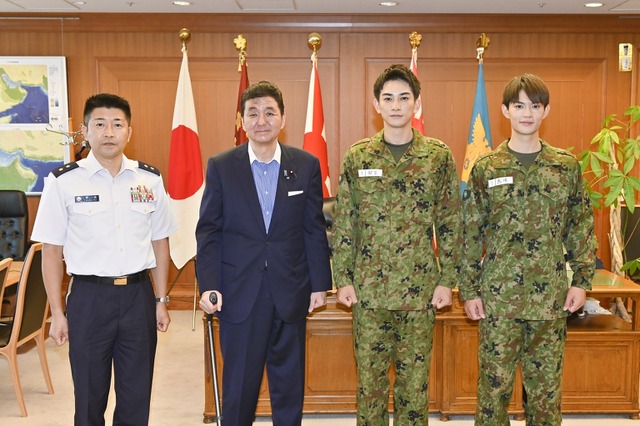 町田啓太&佐野勇斗が防衛大臣を表敬訪問! 画像