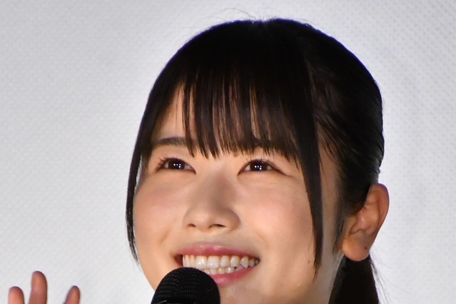 日向坂46・丹生明里、肩＆へそチラのセクシーカットが公開に 画像