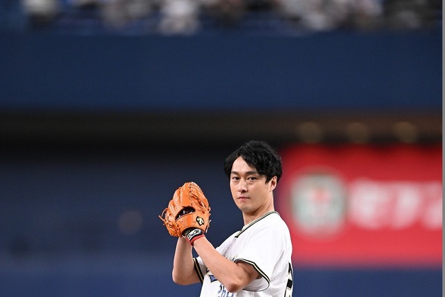渡辺謙の息子・大がプロ野球始球式で見事なノーバウンド投球披露！ 画像
