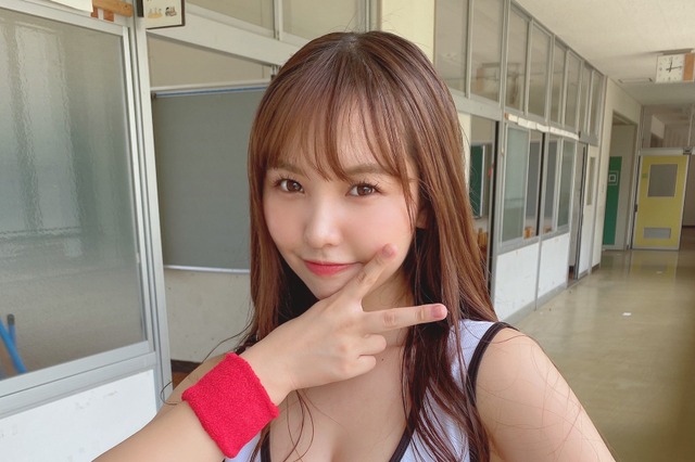 NMB48・本郷柚巴、胸元セクシーなバスケユニフォーム姿を披露 画像