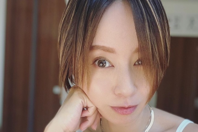 第3子妊娠中の鈴木亜美、デビュー当時を思わせるハンサムショートヘアに 画像