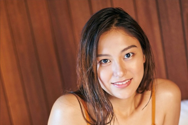 ロサリオ惠奈、グラビアデビュー1周年報告!水着オフショも公開 画像